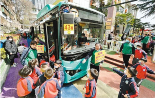 公交車開進幼兒園 小朋友車廂里上課